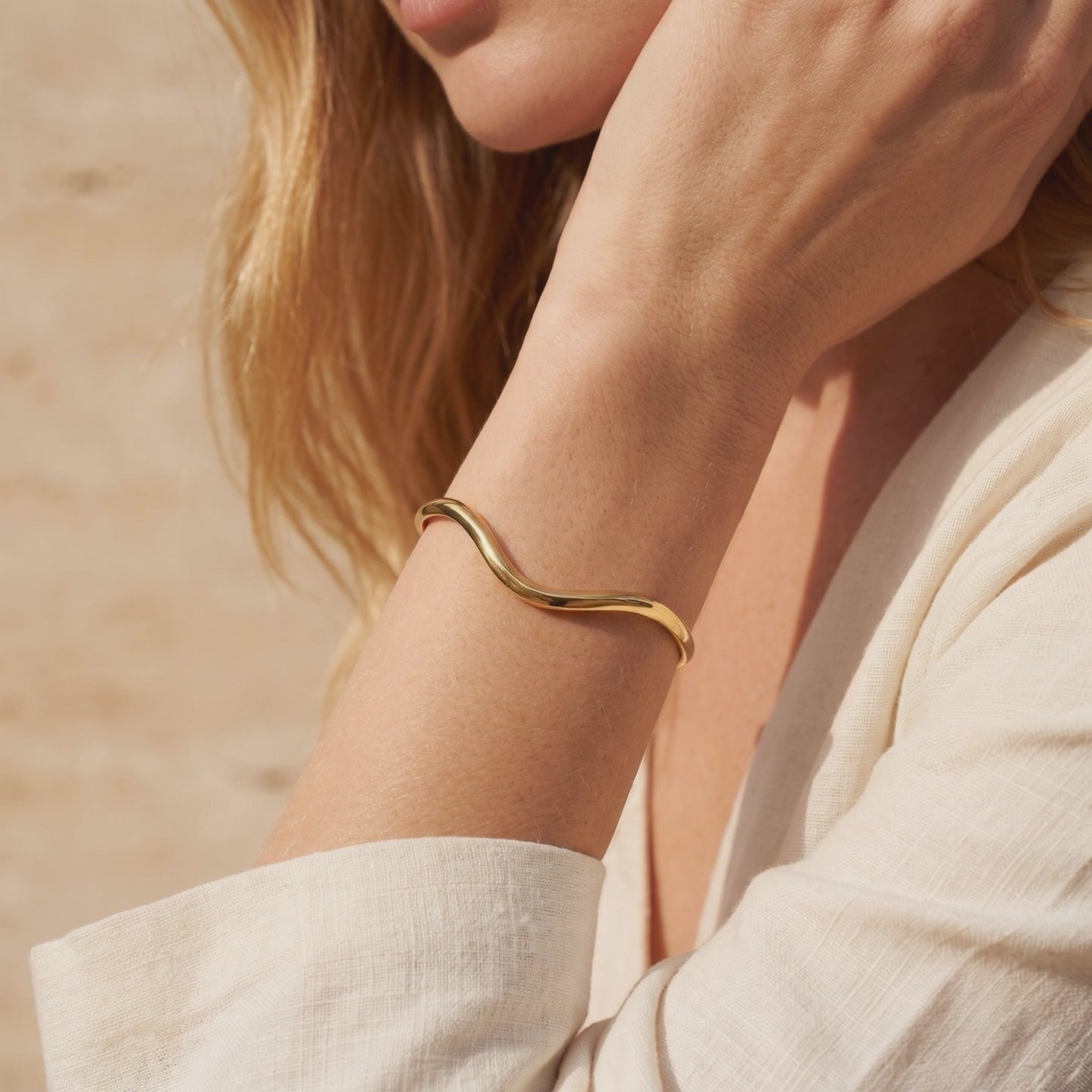 YLQ49434-bracelet lifestyle video
