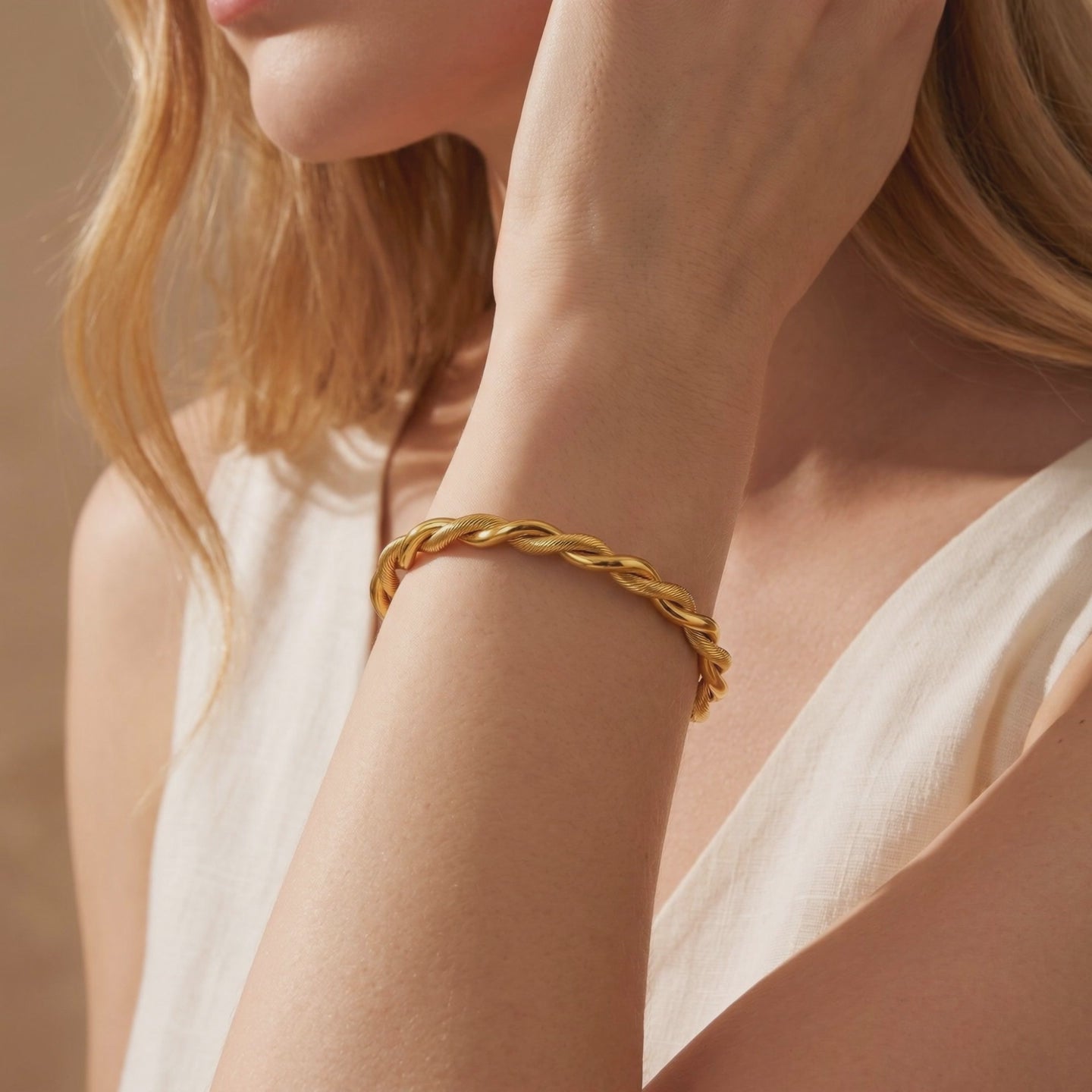 YLQ49442-bracelet lifestyle video