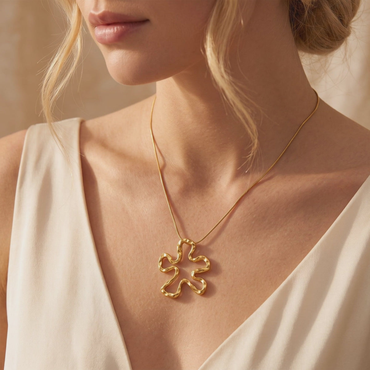 YLQ49198-NECKLACE lifestyle video