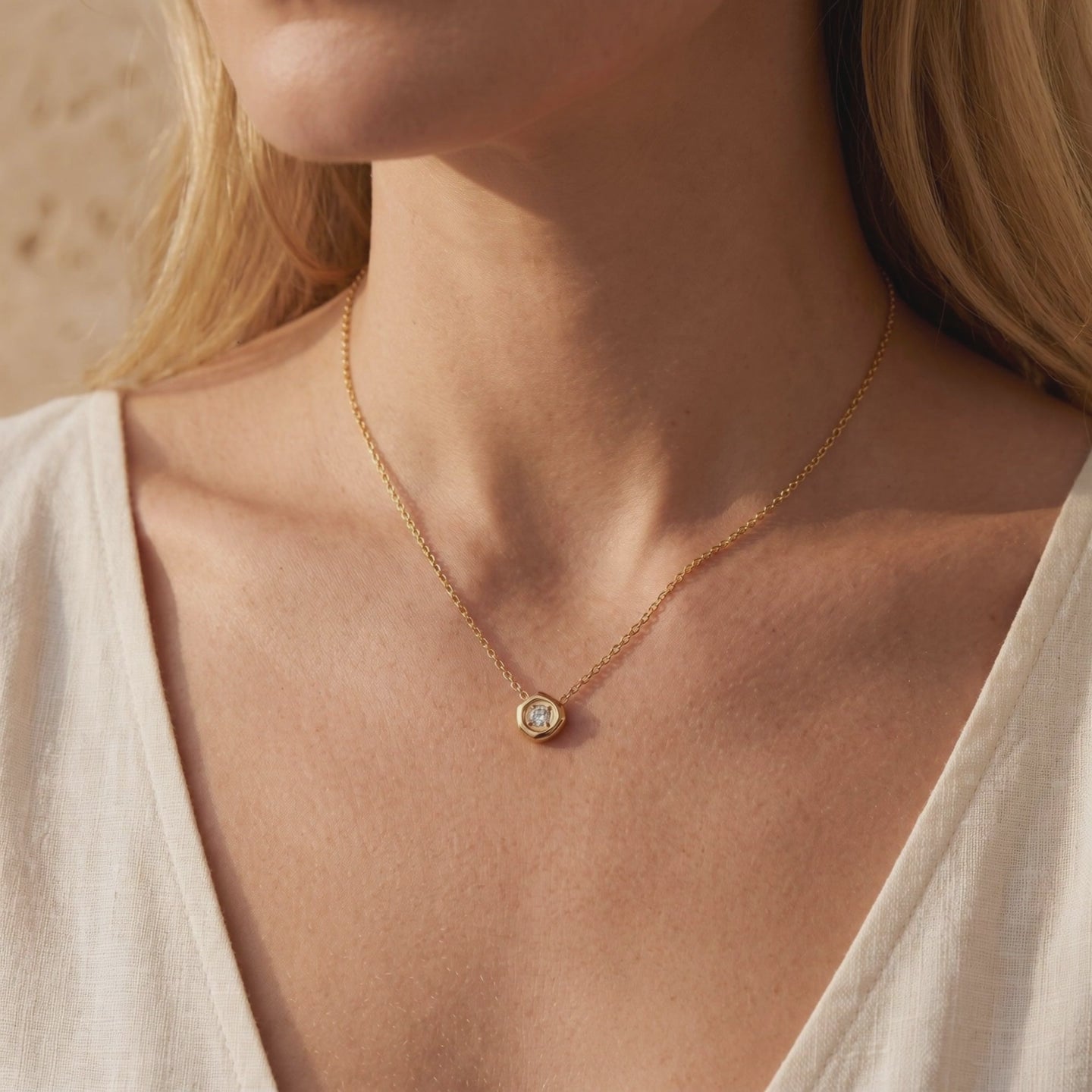 YLQ49160-NECKLACE lifestyle video