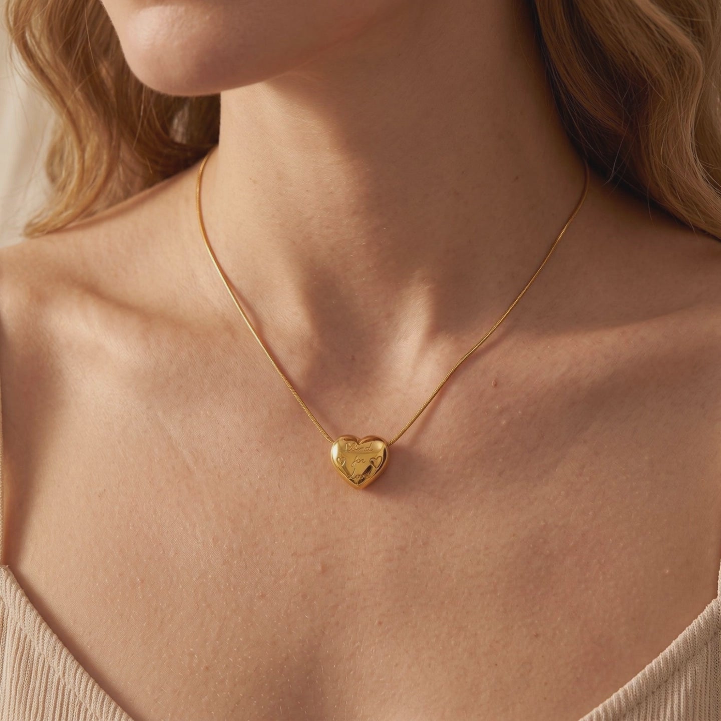 YLQ49073-NECKLACE lifestyle video