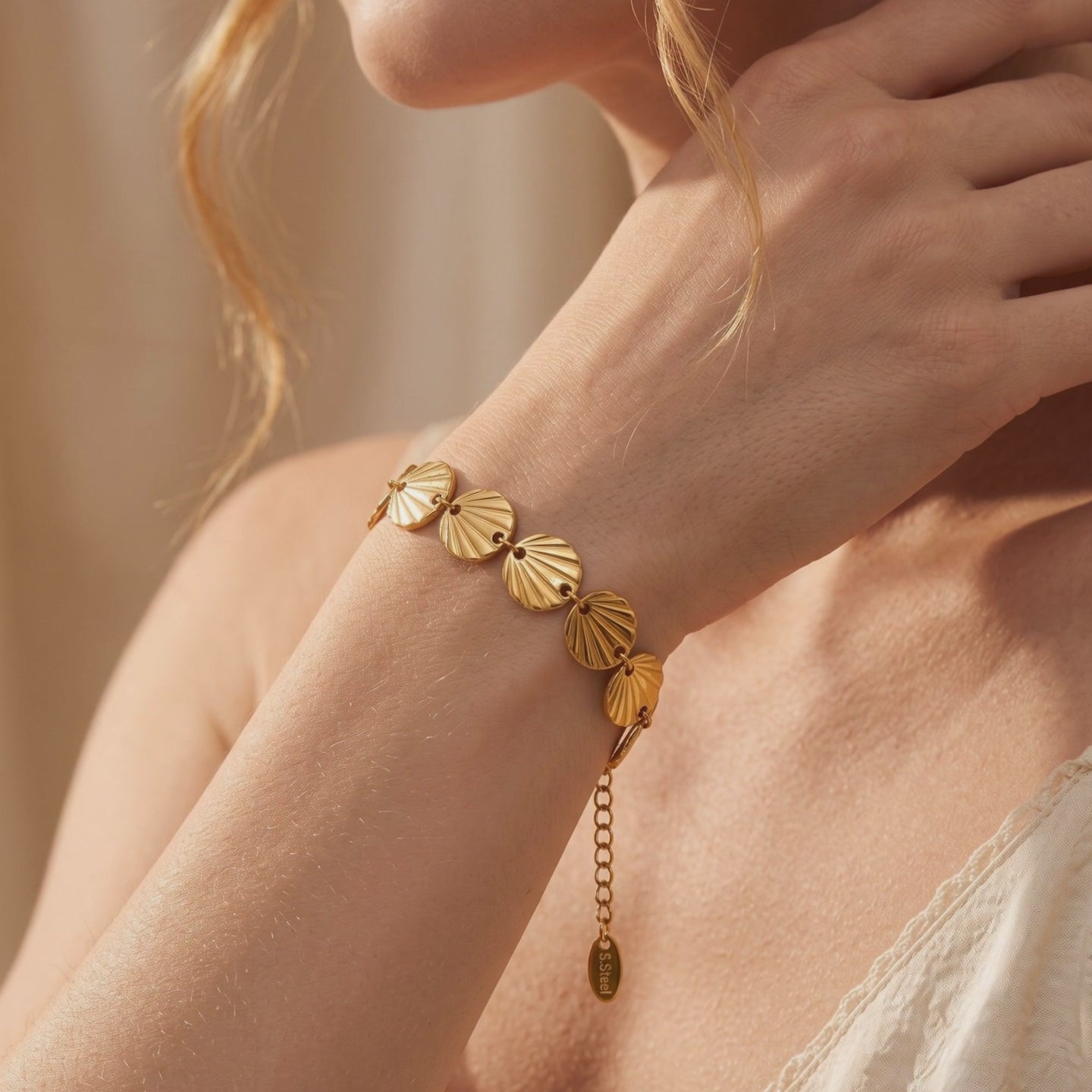 YLQ49427-bracelet lifestyle video