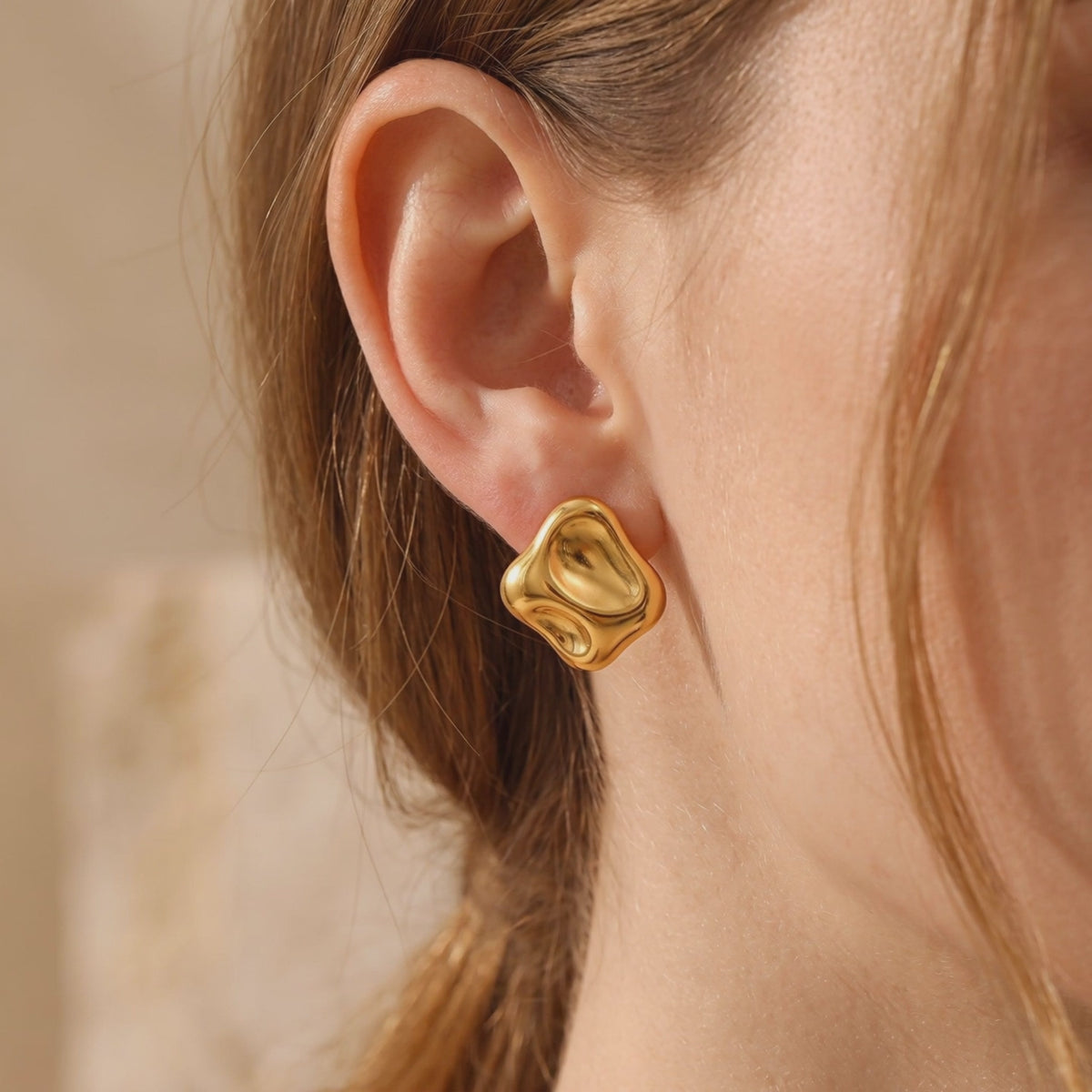 YLQ49220-earrings lifestyle video