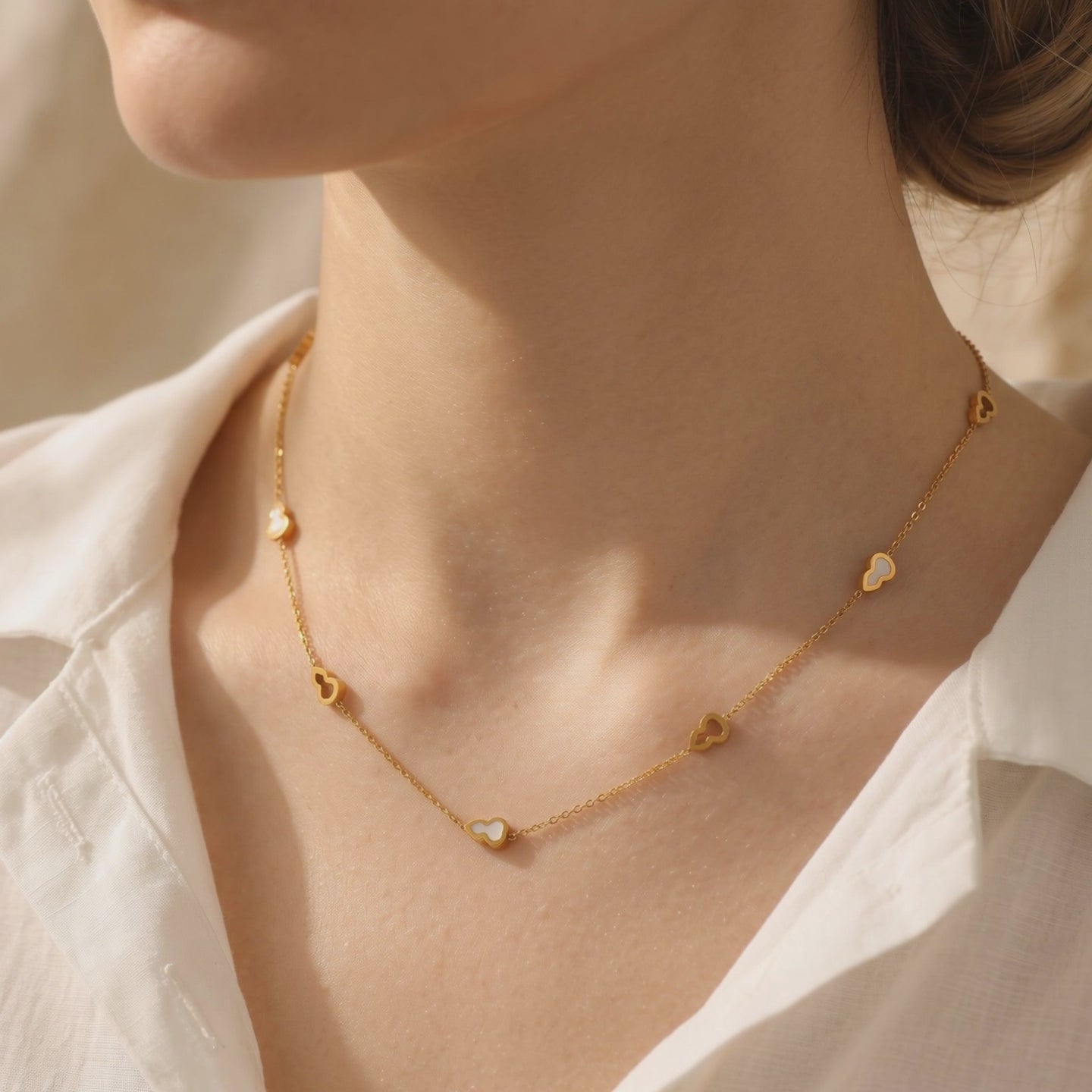 YLQ48998-NECKLACE lifestyle video