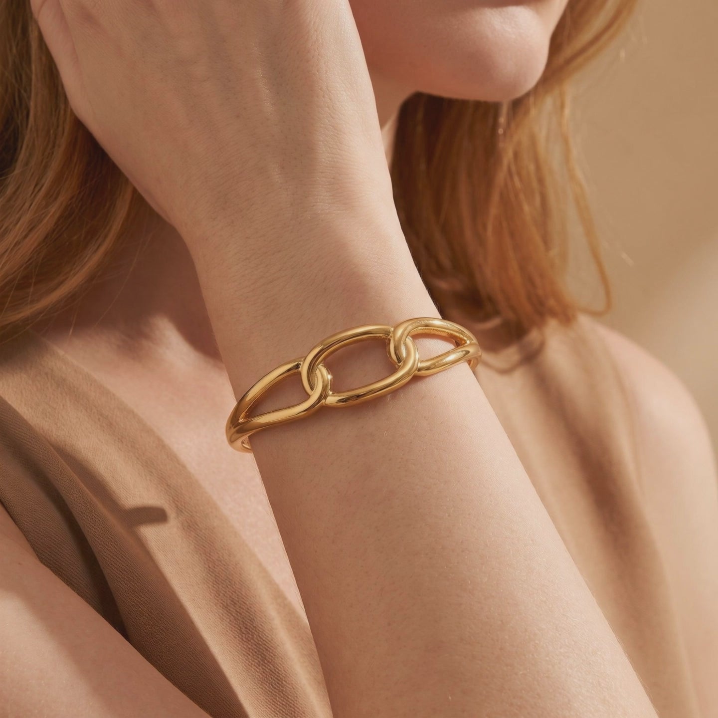 YLQ49443-bracelet lifestyle video