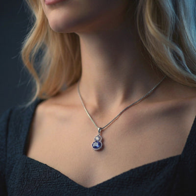 Amellina tanzanite pendant necklace in solid gold.