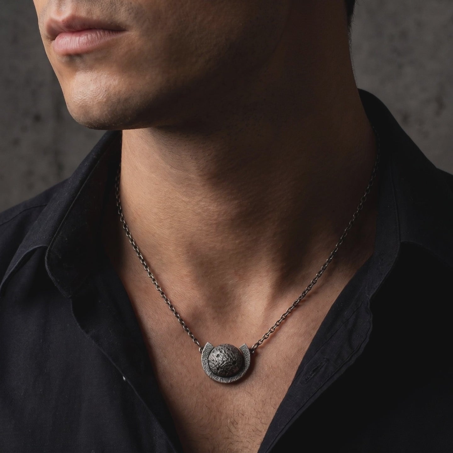 YLQ49955-Necklace lifestyle video