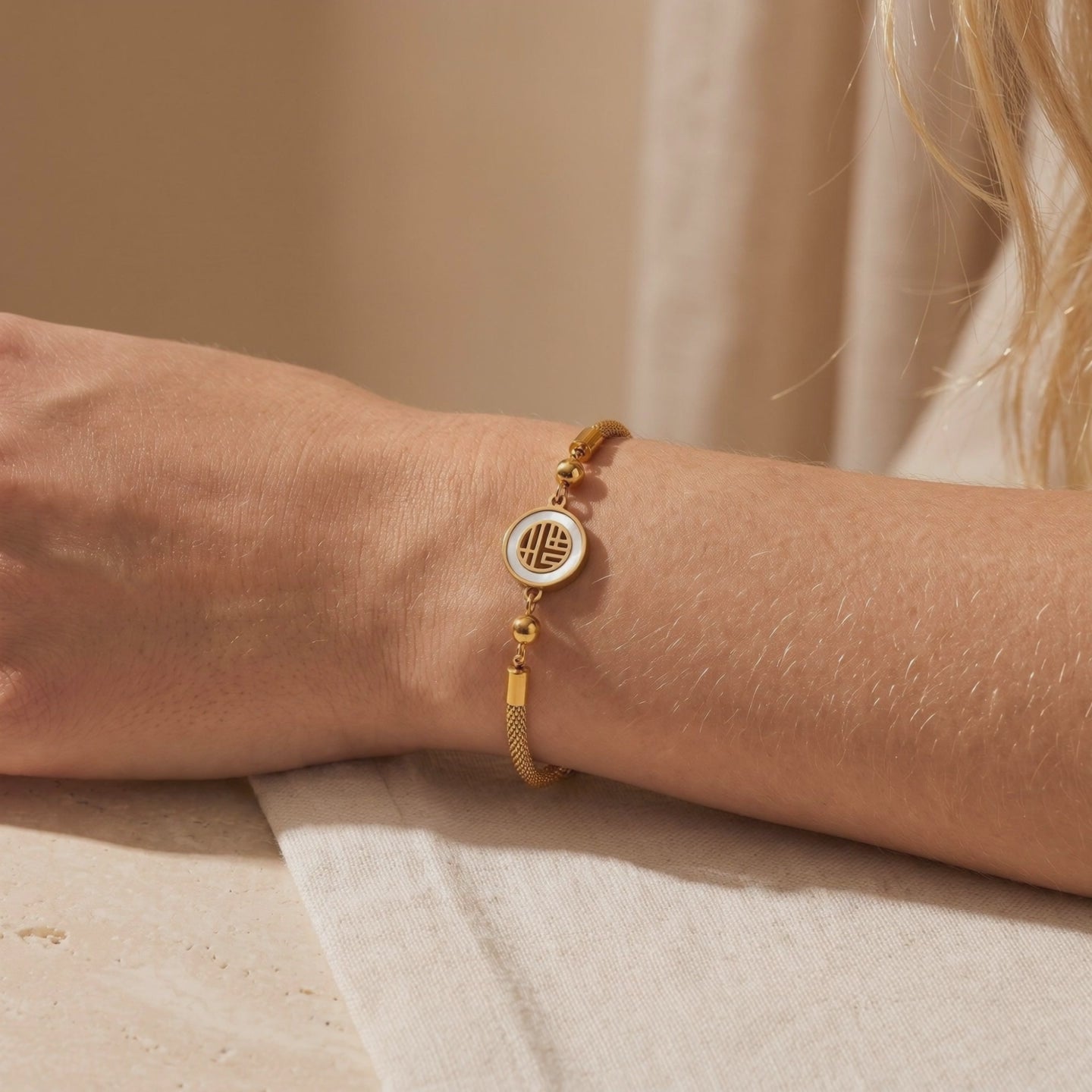 YLQ49420-bracelet lifestyle video