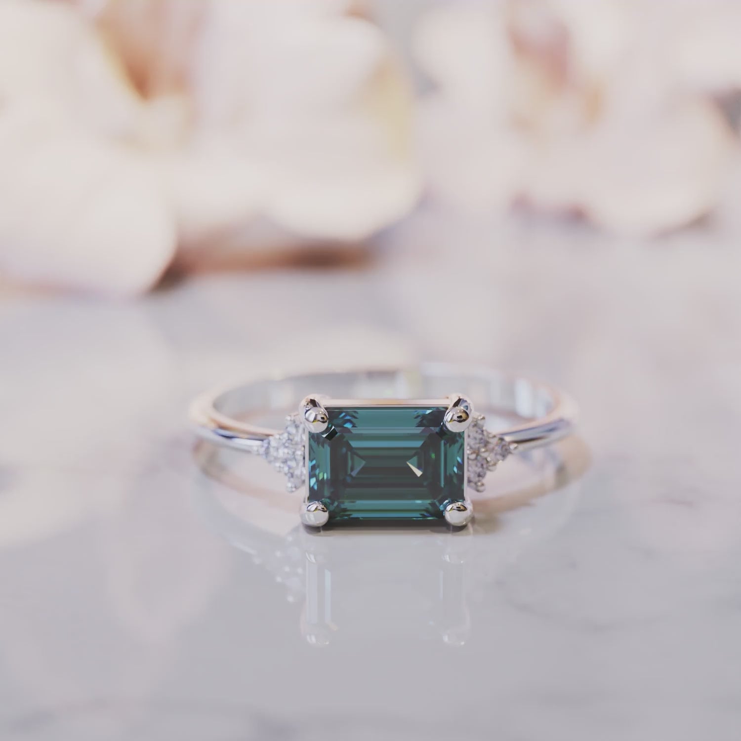 A video of The Duana 14K Solid Gold Ring with a 1-carat emerald-cut Alexandrite