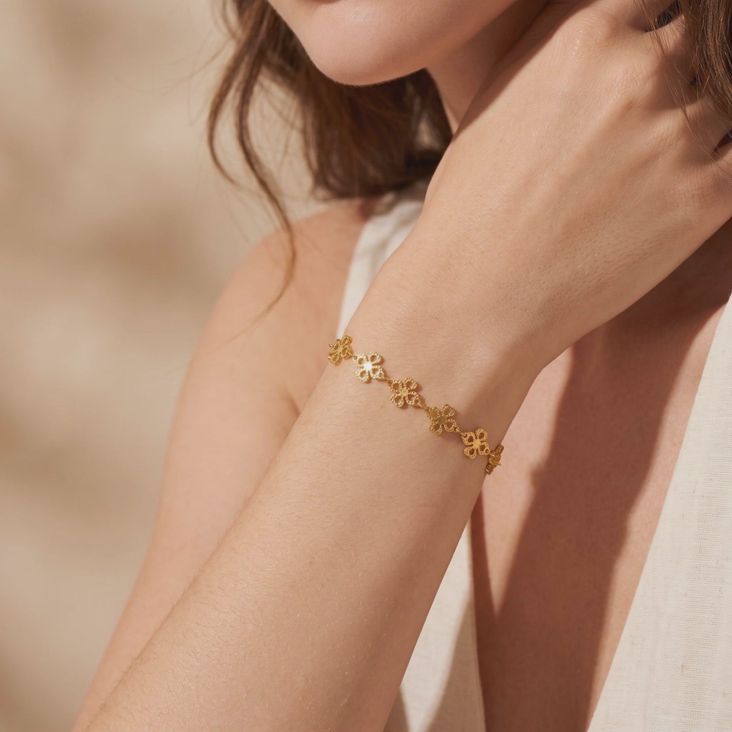 YLQ49460-bracelet lifestyle video