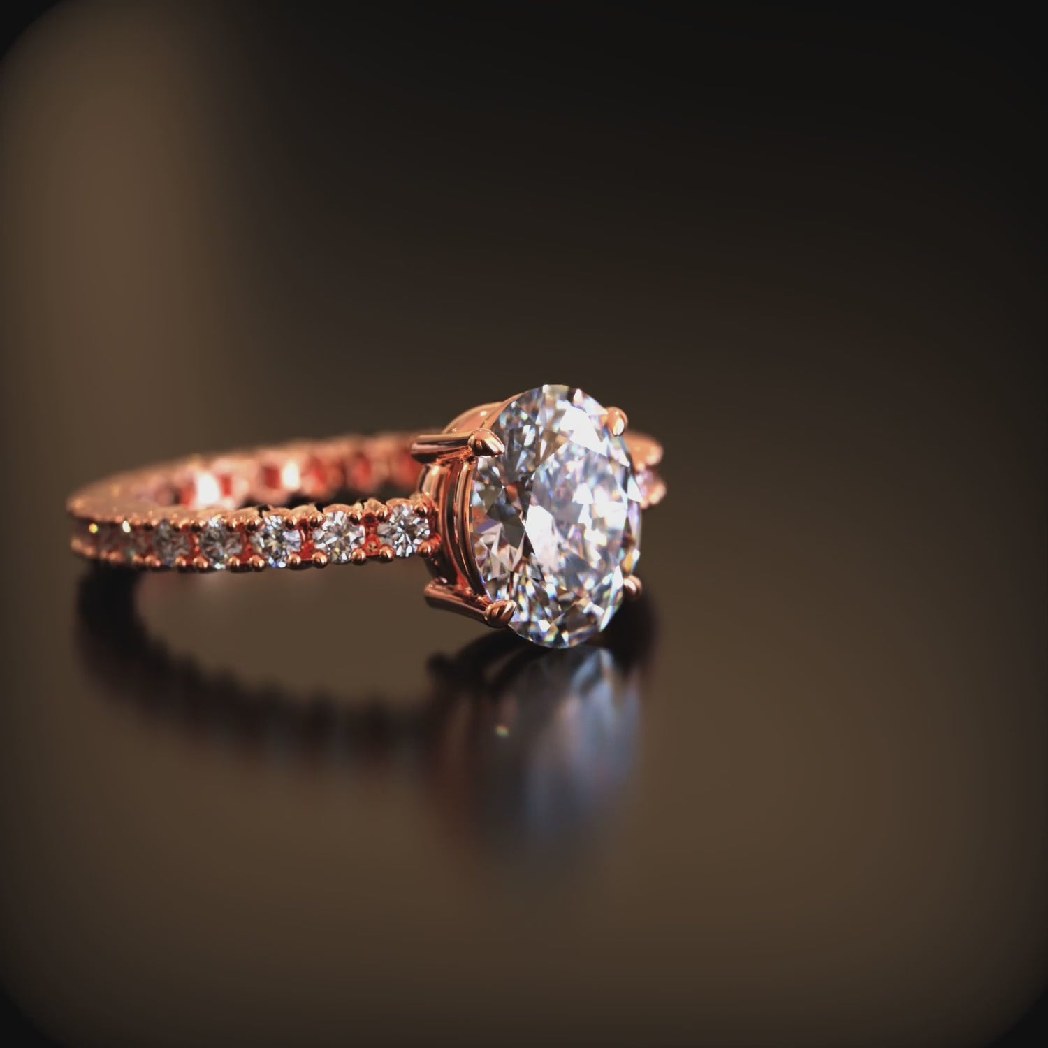 A video of the Amorette 14K solid gold ring with oval moissanite.