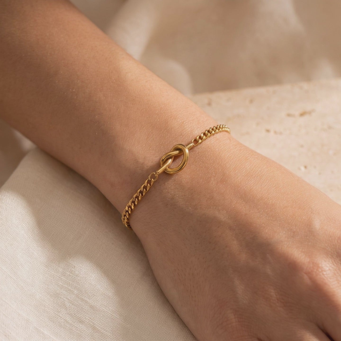 YLQ49410-bracelet lifestyle video