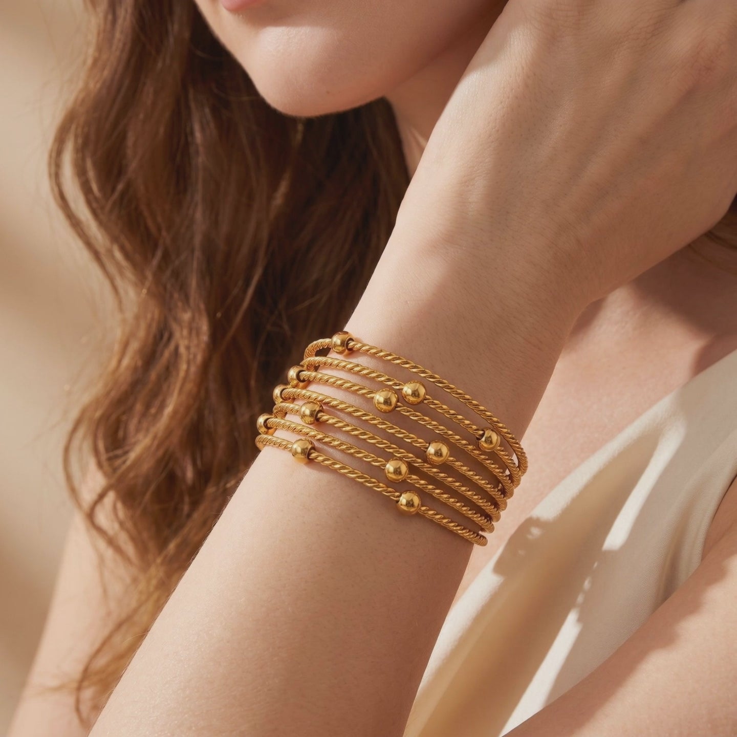 YLQ49439-bracelet lifestyle video