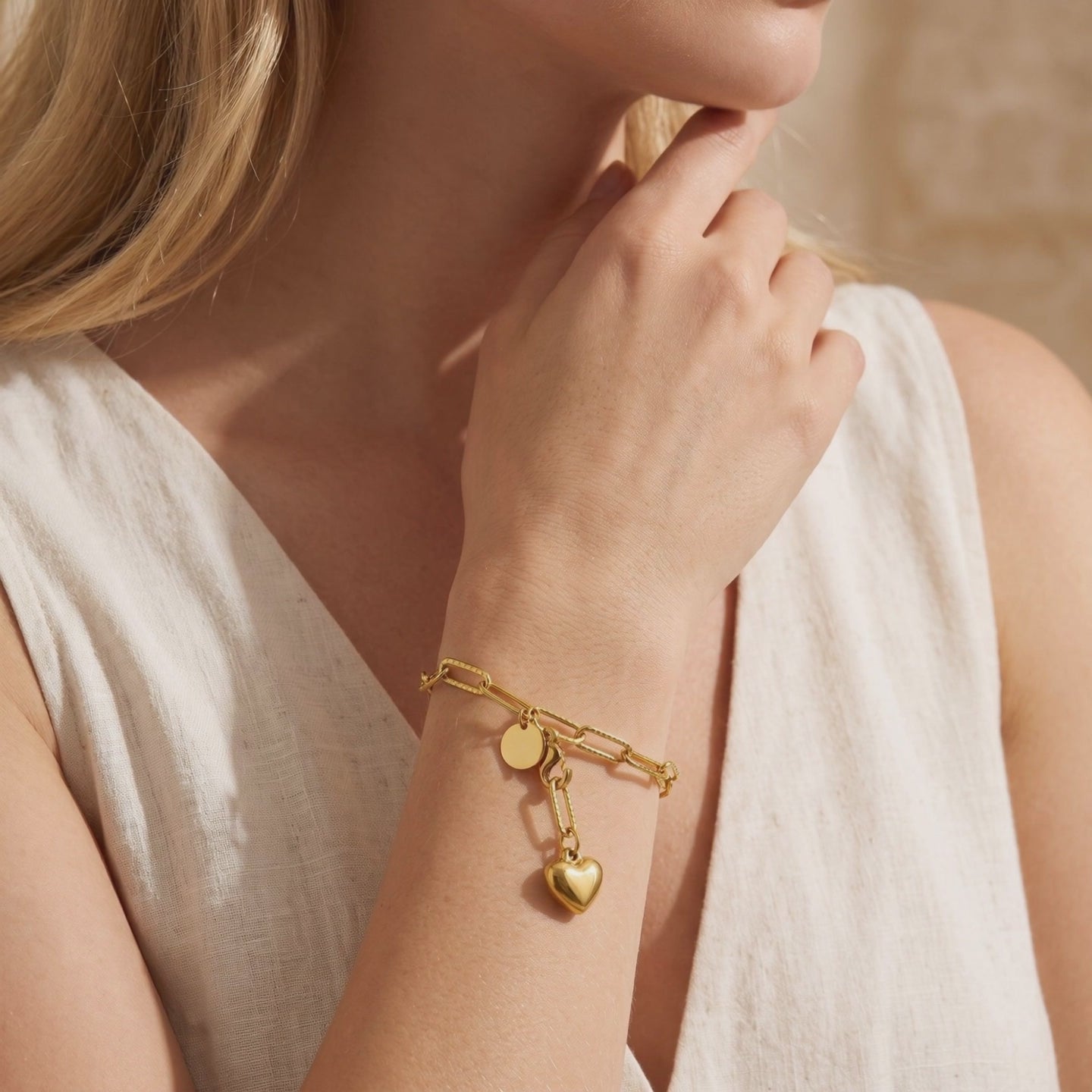 YLQ49465-bracelet lifestyle video