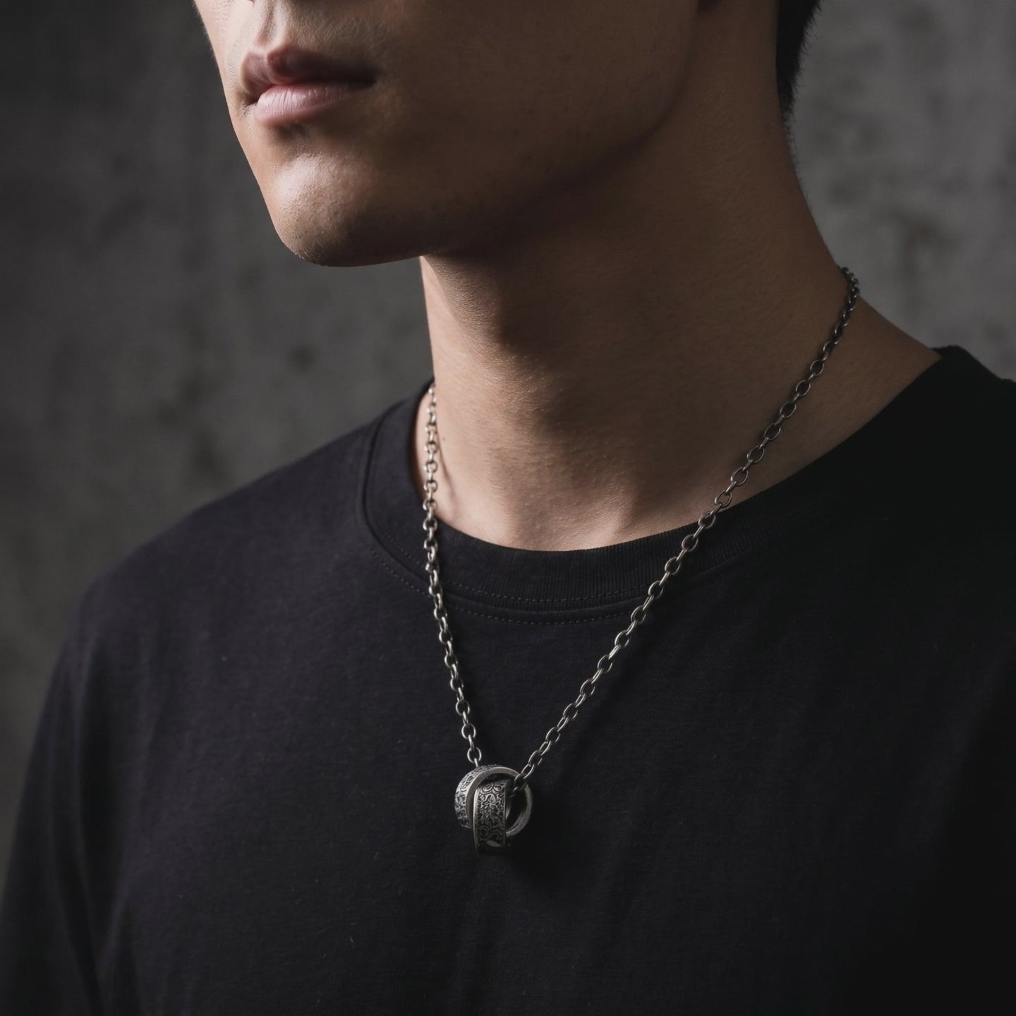 YLQ49944-Necklace lifestyle video