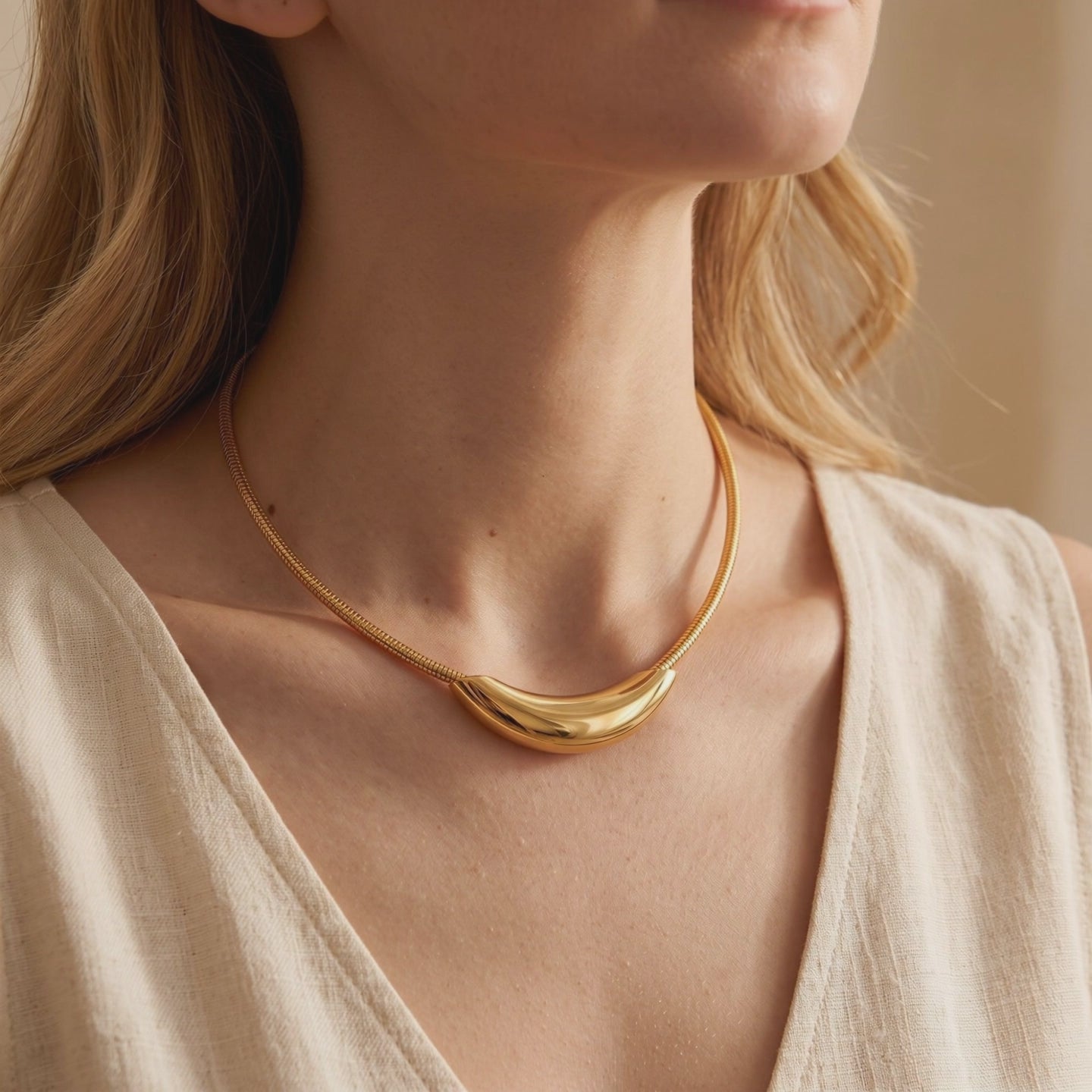 YLQ49165-NECKLACE lifestyle video