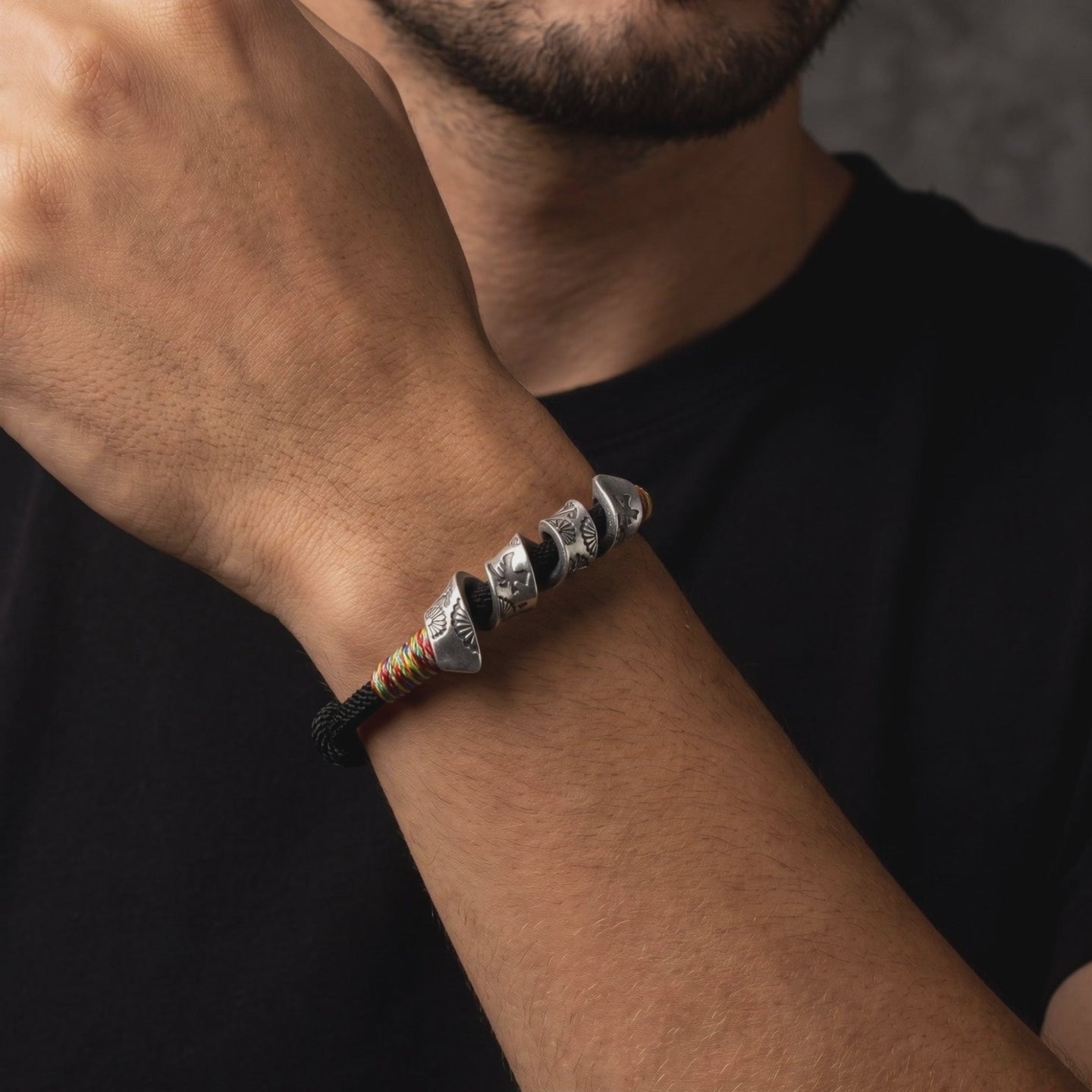 YLQ50050-bracelet lifestyle video