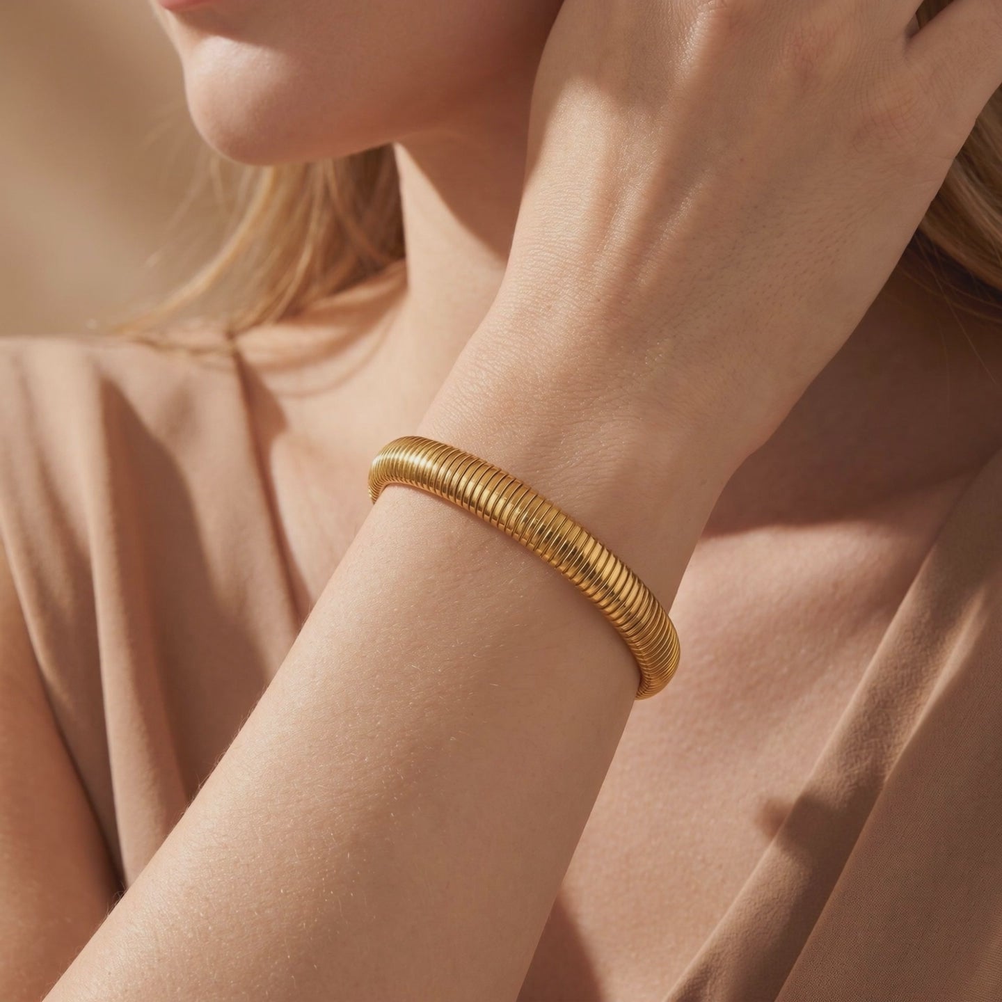 YLQ49450-bracelet lifestyle video